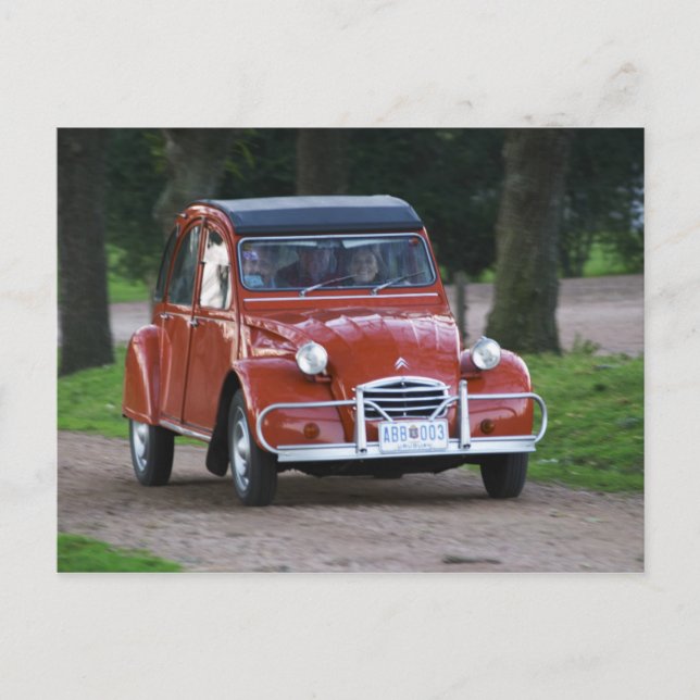 Carte Postale Une vieille voiture Citroen 2CV rouge avec une fem (Devant)