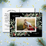 Carte Postale Vacances Botaniques Famille Photo Elegant Noir<br><div class="desc">Une belle carte postale de vacances avec votre photo entourée de botaniques aquarelles peintes à la main et de baies rouges. L'arrière offre de l'espace pour une note/lettre dactylographiée - ou supprimer et écrire votre propre note individuelle. Festif et amusant mais simple et élégant - la combinaison parfaite pour les...</div>