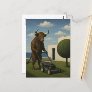 Carte Postale Vache surréaliste tondant la pelouse