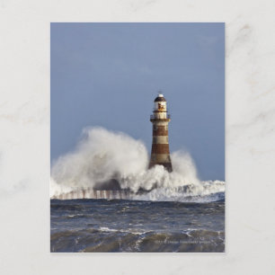 Carte Postale Vagues s'écrasant contre le phare de Roker