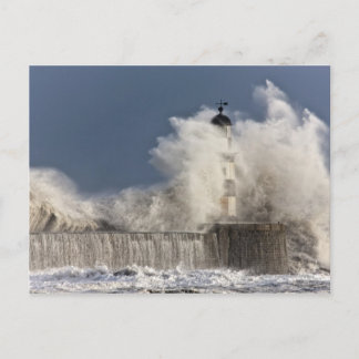Carte Postale Vagues S'Écrasant Contre Un Phare