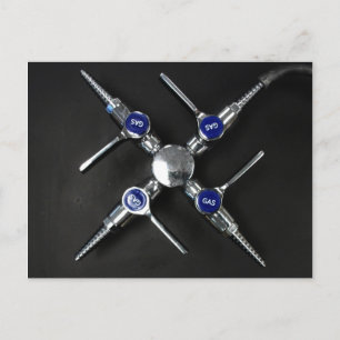 Carte Postale Valves à gaz de laboratoire sur banc de laboratoir