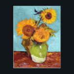 Carte Postale Van Gogh - Trois Tournesols Dans Un Vase - Art<br><div class="desc">Huile sur toile de 1888 montrant des tournesols jaune vif dans un vase vert contre un arrière - plan bleu turquoise. Contrairement à des magasins similaires, Art Lover's Cafe présente des oeuvres d'art classiques à haute résolution qui ont été restaurées, équilibrées et retouchées avec soin afin d'éliminer les taches et...</div>