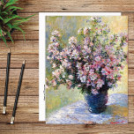 Carte Postale Vase de fleurs Claude Monet<br><div class="desc">Carte postale d'art avec le tableau de la nature morte,  Vase of Flowers (1881-1882) de Claude Monet (1840-1926). Un vase bleu sur une table avec des fleurs de mallow sauvages roses dans le style impressionniste.</div>