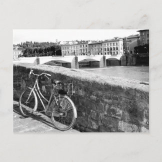 Carte Postale Vélo rétro à côté d'un pont à Florence