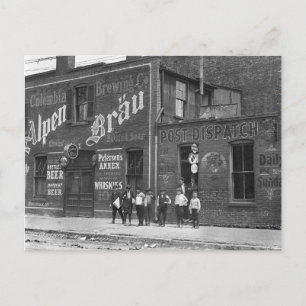 Carte Postale Vendeurs de journaux à l'extérieur d'un saloon, 19
