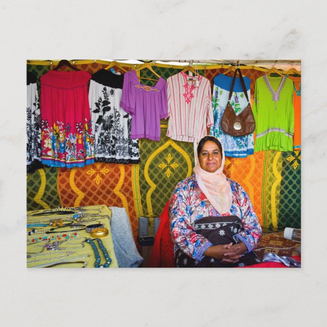 Carte Postale Vendeuse à un marché (Devant)