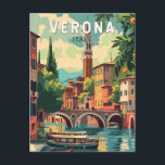 Carte Postale Vérone Italie Travel Art Vintage<br><div class="desc">Vérone rétro design de voyage vectoriel. Vérone est une ville du nord de l'Italie de la Vénétie,  avec une vieille ville médiévale construite entre les méandres de la rivière Adige. C’est célèbre pour être le cadre de "Roméo et Juliette" de Shakespeare.</div>