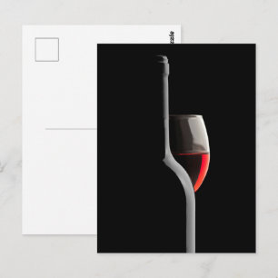 Carte Postale Verre à vin rouge élégant et bouteille. Fond noir