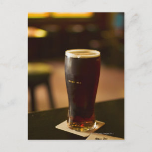 Carte Postale Verre de vente irlandaise dans le pub