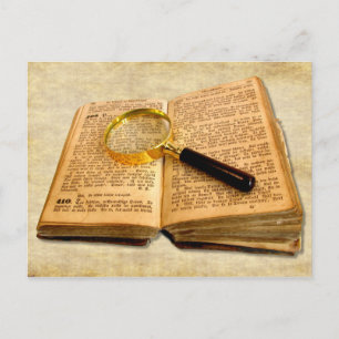 Carte Postale Verre grossissant et vieux livre