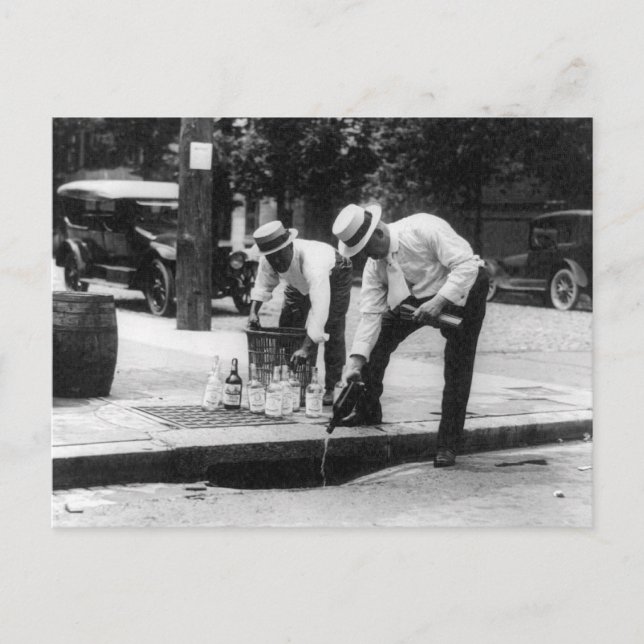 Carte Postale Versement de whisky dans un égout, 1930 (Devant)