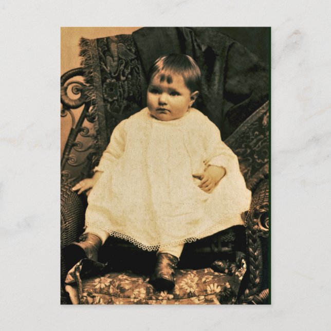 Carte Postale Victorian Baby in White Lace and Linen (Devant)
