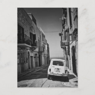 Carte Postale Vieille voiture dans une rue en Italie en noir et 