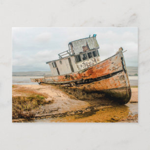 Carte Postale Vieux bateau / épave de navire sur la plage