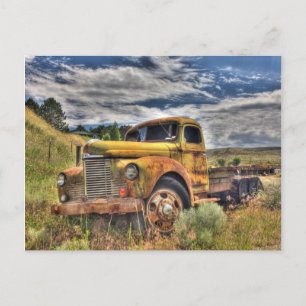 Carte Postale Vieux camion abandonné dans un champ