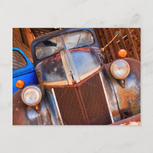 Carte Postale Vieux camion rouillé dans une ferme
