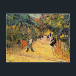 Carte Postale Vincent van Gogh - Entrée du Parc Public, Arles<br><div class="desc">Entrée du parc public d'Arles (1888) par Vincent van Gogh est un Post impressionnisme vintage de peinture de la vie quotidienne. Un sentier à l'entrée du parc avec des gens lisant le journal et assis sur des bancs sous les arbres du jardin. À propos de l'artiste : Vincent Willem van...</div>