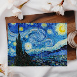 Carte Postale Vincent van Gogh's The Starry Night Postcard<br><div class="desc">Découvrez la beauté fascinante du chef-d'oeuvre de Vincent van Gogh, "La Nuit étoilée", avec cette carte postale captivante. Peinte en juin 1889, cette oeuvre iconique présente le style distinctif et la profondeur émotionnelle de van Gogh. Immergez-vous dans les motifs tourbillonnants du ciel nocturne, illuminés par la lueur éthérée des étoiles...</div>