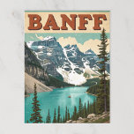 Carte Postale Vintage Banff : Lake Louise & Peaks<br><div class="desc">Découvrez la beauté naturelle du Canada avec cette carte postale nostalgique du parc national Banff! Il comprend le magnifique lac Louise turquoise, avec ses sommets enneigés et ses forêts luxuriantes de pins. Le style vintage de l'affiche sauvage et les grains texturés rehaussent son charme, avec un titre "Banff" audacieux dans...</div>