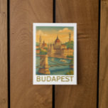 Carte Postale Vintage Budapest Hongrie Art de voyage<br><div class="desc">Revenez dans le temps avec cette carte postale de voyage d'inspiration vintage de Budapest, Hongrie, qui présente la beauté intemporelle du Danube et les deux côtés emblématiques de la ville : Buda et Pest. Conçu dans un style classique à poster rétro, cet artisanat reflète les monuments architecturaux de Budapest, les...</div>