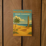 Carte Postale Vintage Maspalomas Gran Canaria<br><div class="desc">Transportez-vous sur les rives ensoleillées de Gran Canaria avec cette carte postale de voyage vintage magnifiquement conçue. Il présente une oeuvre d'inspiration rétro qui capture les plages dorées de l'île, des paysages volcaniques accidentés et une charmante architecture coloniale espagnole. Cette carte postale évoque le charme intemporel des affiches de voyage...</div>