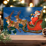 Carte postale vintage Père Noël Sleigh Reindeer Ho<br><div class="desc">Carte postale vintage Père Noël Sleigh Reindeer Holiday. Belle carte postale de Noël Père Noël vintage. Ce dessin présente le Père Noël dans son traîneau,  guidant son renne à travers un ciel nocturne illuminé par la lune. Quelle belle scène de vacances.</div>