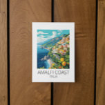 Carte Postale Vintage voyage de la côte d'Amalfi<br><div class="desc">Découvrez la beauté intemporelle de la côte amalfitaine en italie avec cette carte postale d'inspiration vintage de la côte amalfitaine ! Doté d'éléments emblématiques de la destination touristique italienne, ce design donne vie au riche patrimoine italien. Parfait pour un souvenir de voyage ou un cadeau bien pensé, ce produit présente...</div>