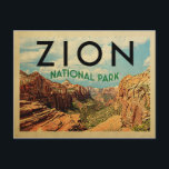 Carte Postale Vintage voyage du parc national de Zion<br><div class="desc">Le design du parc national de Sion dans le style Vintage voyage met en vedette les canyons rouges de Sion avec des nuages bouffants sur un ciel bleu.</div>