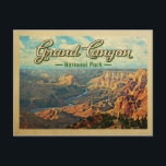 Carte Postale Vintage voyage du parc national du Grand Canyon<br><div class="desc">Style de voyage vintage Grand Canyon National Park image représentant les vastes canyons avec la rivière Colorado serpentant et un ciel nuageux bleu.</div>