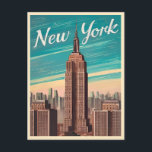 Carte Postale Vintage voyage New York Empire State Building<br><div class="desc">Découvrez la magie de la ville de New York et célébrez la merveille architecturale de l'Empire State Building avec ce design d'inspiration rétro unique. Insufflé d'un charme nostalgique et d'une ambiance vintage,  ce design rend hommage à la grandeur intemporelle du point de repère le plus célèbre de New York.</div>