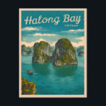 Carte Postale Vintage voyage rétro Ha Long Bay Paysage vietnamie<br><div class="desc">Plongez dans la beauté de la baie Ha Long du Vietnam avec ce design rétro inspiré du voyage qui capture le charme mystique et intemporel de l'une des merveilles naturelles les plus époustouflantes du monde dans une esthétique rétro qui rappelle les affiches de voyage classiques d'antan.</div>