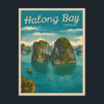 Carte Postale Vintage voyage rétro Ha Long Bay Paysage vietnamie<br><div class="desc">Plongez dans la beauté de la baie Ha Long du Vietnam avec ce design rétro inspiré du voyage qui capture le charme mystique et intemporel de l'une des merveilles naturelles les plus époustouflantes du monde dans une esthétique rétro qui rappelle les affiches de voyage classiques d'antan.</div>