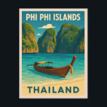 Carte Postale Vintage voyage rétro Phi Phi Îles Thaïlande<br><div class="desc">Echappez-vous au paradis tropical avec cette carte postale retro d'inspiration voyage qui met en vedette les magnifiques îles Phi Phi en Thaïlande. Niché dans une ambiance nostalgique et au charme vintage, cet article capture les eaux turquoise emblématiques, les hautes falaises calcaires et les plages de sable blanc immaculées des îles...</div>