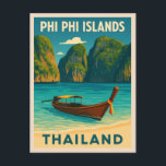 Carte Postale Vintage voyage rétro Phi Phi Îles Thaïlande<br><div class="desc">Echappez-vous au paradis tropical avec cette carte postale retro d'inspiration voyage qui met en vedette les magnifiques îles Phi Phi en Thaïlande. Niché dans une ambiance nostalgique et au charme vintage, cet article capture les eaux turquoise emblématiques, les hautes falaises calcaires et les plages de sable blanc immaculées des îles...</div>