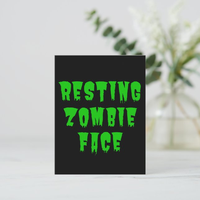 Carte Postale Visage de Zombie au Repos - Drôle d'Halloween 2022 (Debout devant)