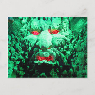 Carte Postale Visage masqué effrayant sur la face de roche