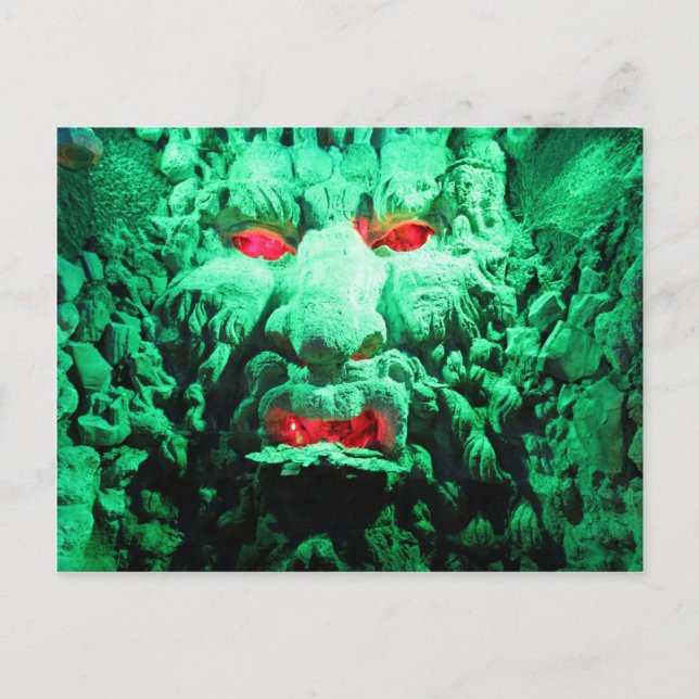 Carte Postale Visage masqué effrayant sur la face de roche (Devant)