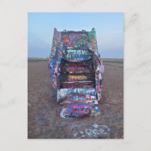 Carte Postale Voiture détruite recouverte de graffiti colorés