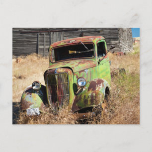 Carte Postale Voiture rouillée devant une ferme abandonnée