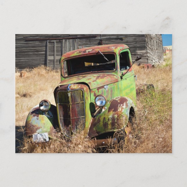 Carte Postale Voiture rouillée devant une ferme abandonnée (Devant)