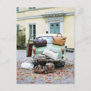 Carte Postale Voiture vintage avec beaucoup de bagages