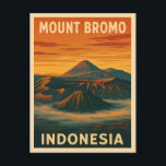 Carte Postale Volcan Indonésie du Vintage voyage rétro Mont Brom<br><div class="desc">Découvrez la beauté d'autrefois de Java-Est avec cette carte postale rétro inspirée du voyage avec le Mont Bromo, en Indonésie. Avec ses tons rétro classiques et son style audacieux et nostalgique, cette pièce capture la mystique d’un des paysages les plus emblématiques d’Indonésie dans une esthétique vintage qui rappelle les affiches...</div>