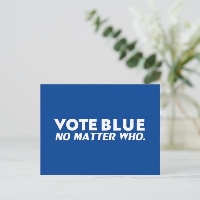 Carte Postale Votez bleu, peu importe qui typographie audacieuse (Debout devant)