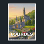Carte Postale Voyage à Lourdes France<br><div class="desc">Lourdes, une petite ville nichée au pied des Pyrénées dans le sud-ouest de la France, est l'un des lieux de pèlerinage les plus célèbres au monde. Elle a acquis une reconnaissance internationale en 1858 lorsqu'une jeune fille de 14 ans du nom de Bernadette Soubirous a signalé une série de visions...</div>
