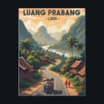 Carte Postale Voyage à Luang Prabang au Laos<br><div class="desc">Luang Prabang, située dans le nord du Laos, au confluent des rivières Mekong et Nam Khan, est une ville renommée pour sa beauté sereine, sa riche histoire et son architecture bien préservée. Site du patrimoine mondial de l'UNESCO, elle mélange des maisons traditionnelles en bois lao avec des bâtiments coloniaux français...</div>