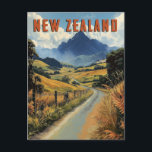 Carte Postale Voyage Vintage en Nouvelle-Zélande<br><div class="desc">Embrassez la beauté enchanteresse de la Nouvelle-Zélande avec cette carte postale de voyage rétro. Avec des paysages emblématiques comme des montagnes enneigées, des lacs turquoise, des plages dorées et des fjords spectaculaires, cette œuvre célèbre l'esprit d'aventure Kiwi. Parfaite pour la décoration intérieure, les souvenirs de voyage ou les cadeaux pour...</div>