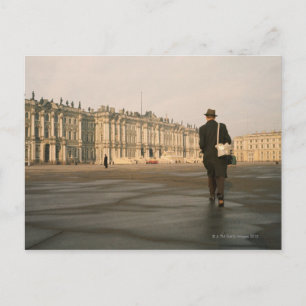 Carte Postale Vue arrière d'un homme marchant devant un palais,