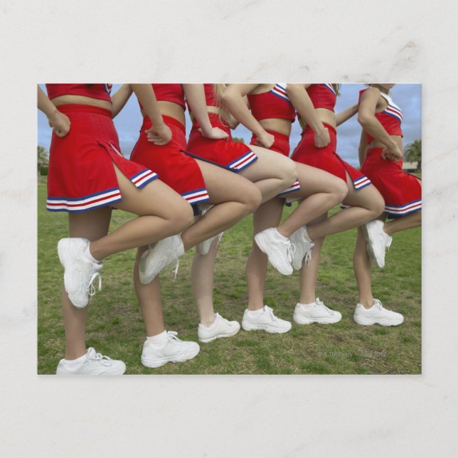 Carte Postale Vue en basse section d'un groupe de Cheerleaders (Devant)