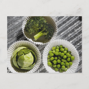 Carte Postale Vue en grand angle des légumes dans les tasses en